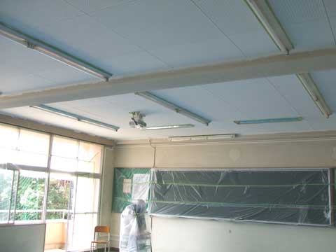教室天井塗装中。