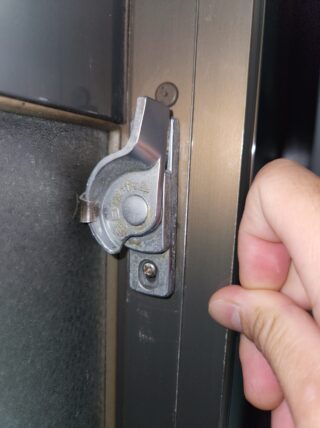 窓カギ・クレセントの交換前